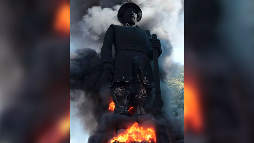 Estátua do capitão do mato Borba Gato é incendiada em São Paulo